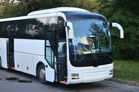 Fahrzeugflotte am Straßenrand