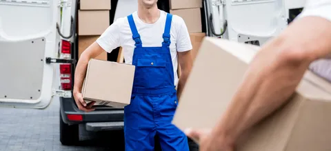 KEP-Kurierfahrer bei der Paketzustellung